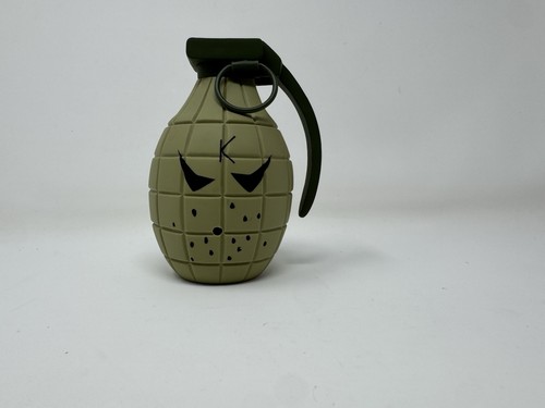 Rara granata mano kidrobot - a,