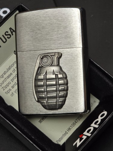 Zippo granata mano emblema - a,